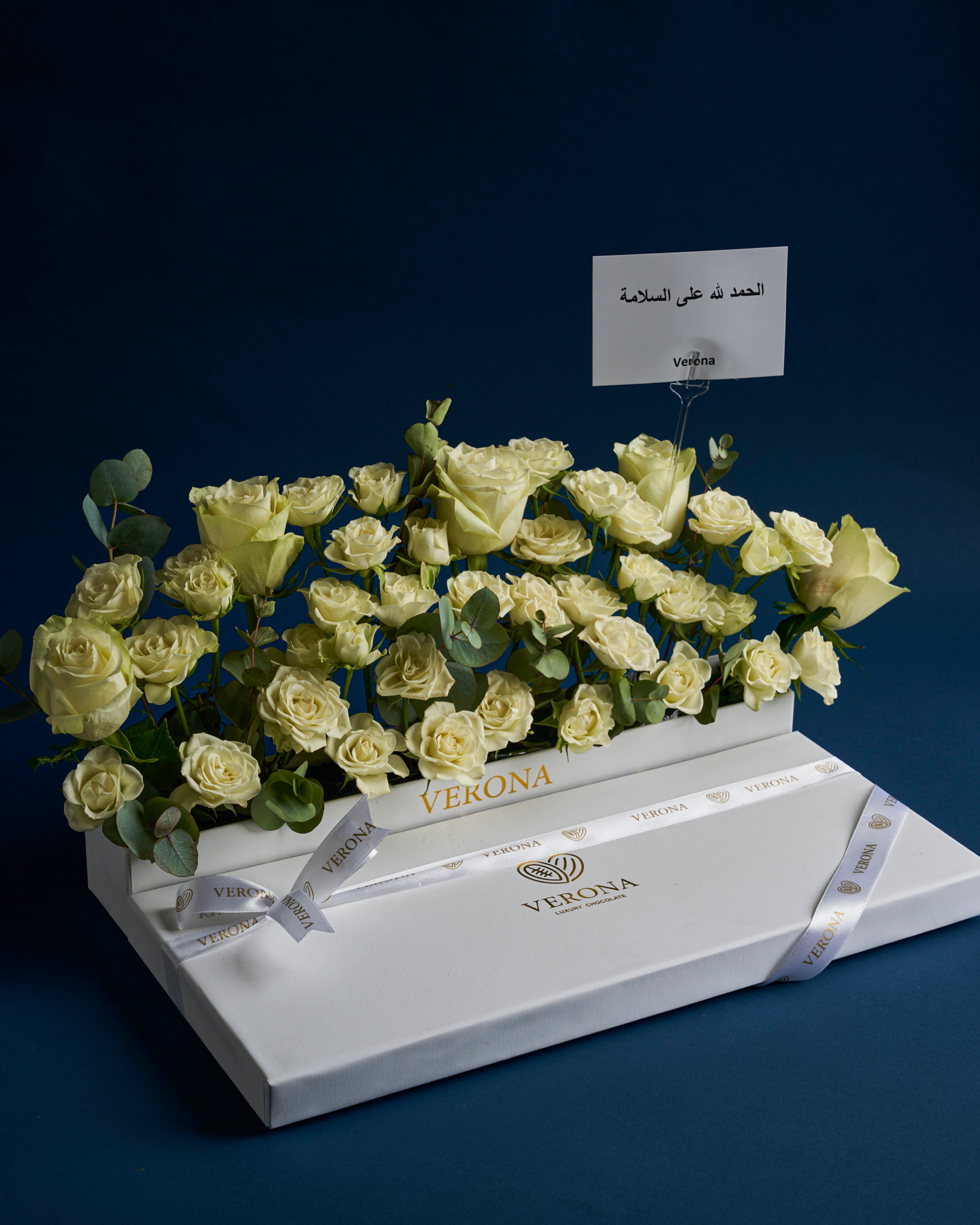 بوكس جوكليت مع ورد ابيض سبيشال (W2)