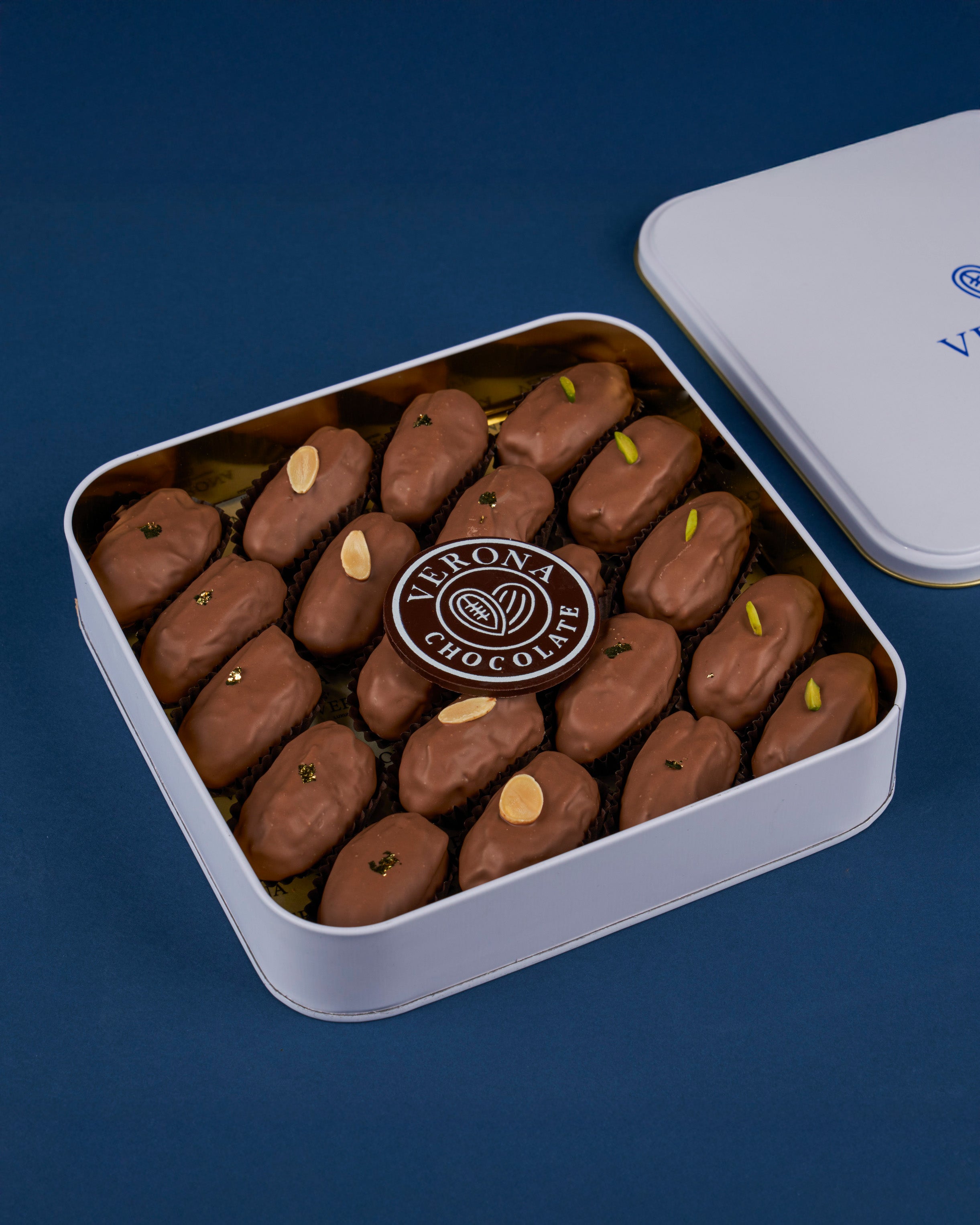 Chocolate-coated dates (V3)